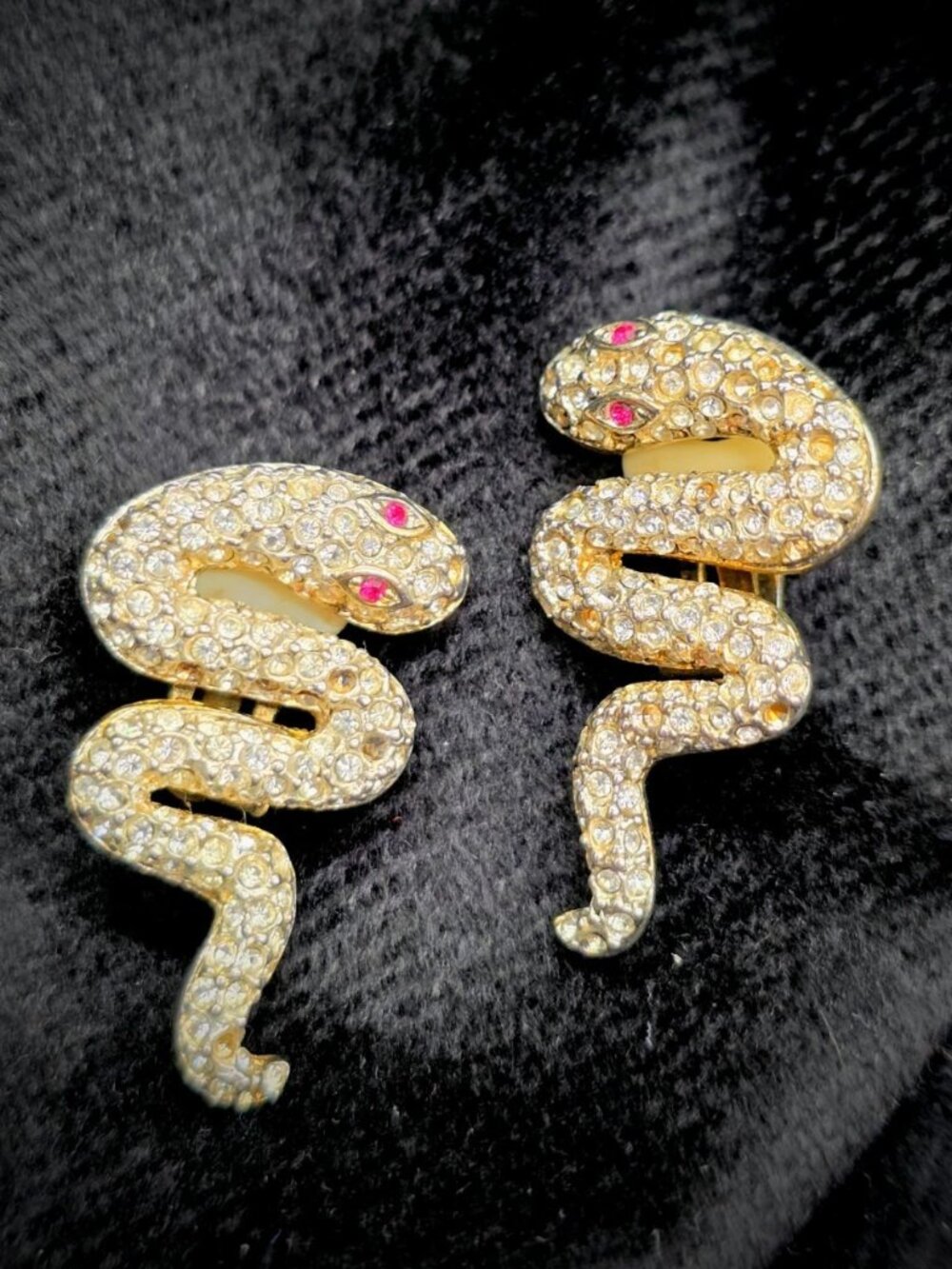 Vtg CARRE' Crystal Rhinestone Pink Eyes Snake Serpent Clip On Earrings Halloween